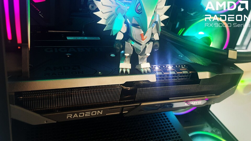 Drei traditionelle 8-Pin Stromanschlüsse liefern genug Saft, um die 9070 XT auf Hochtouren zu bringen – ohne das Schmelzrisiko, dem andere Karten zum Opfer fallen.