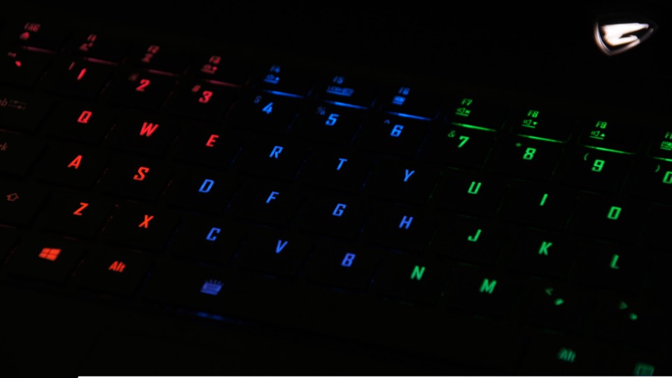 Die Tastatur des Gaming-Notebooks verfügt über eine RGB-Beleuchtung, die sich per Software für jede Taste einzeln regeln lässt.