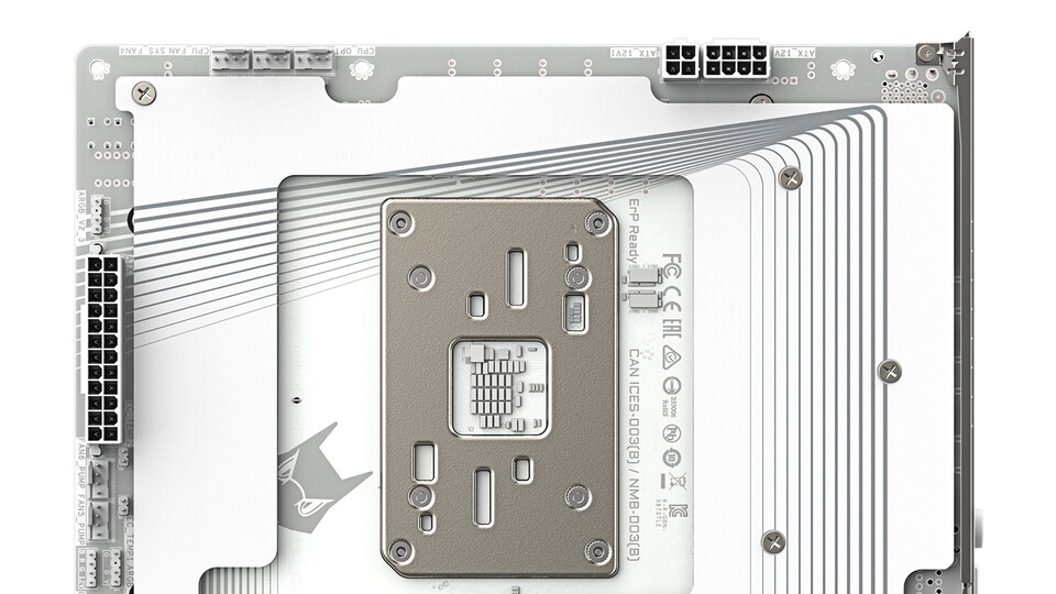 Die Anschlüsse des Mainboards befinden sich tatsächlich alle auf der Rückseite, sodass die Front aufgeräumt und kabellos bleibt.