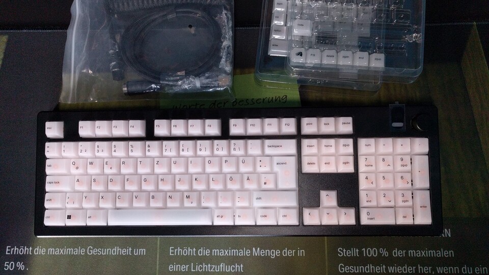 Die Tastatur gibt es im 65-, 75- und 100-Prozent-Format. Eure Tastatur kommt bereits fertig zusammengebaut bei euch an.