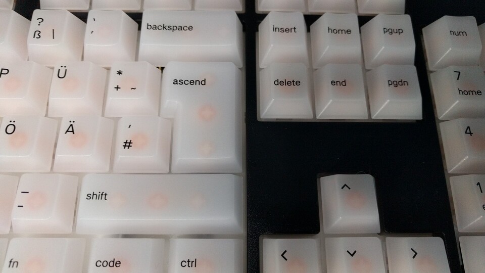 Eigentlich wollte ich andere Keycaps, meine erste, zweite und dritte Wahl war aber nicht verfügbar. Mit den durchscheinenden »Pudding«-Tastenkappen bin ich jetzt aber auch zufrieden.