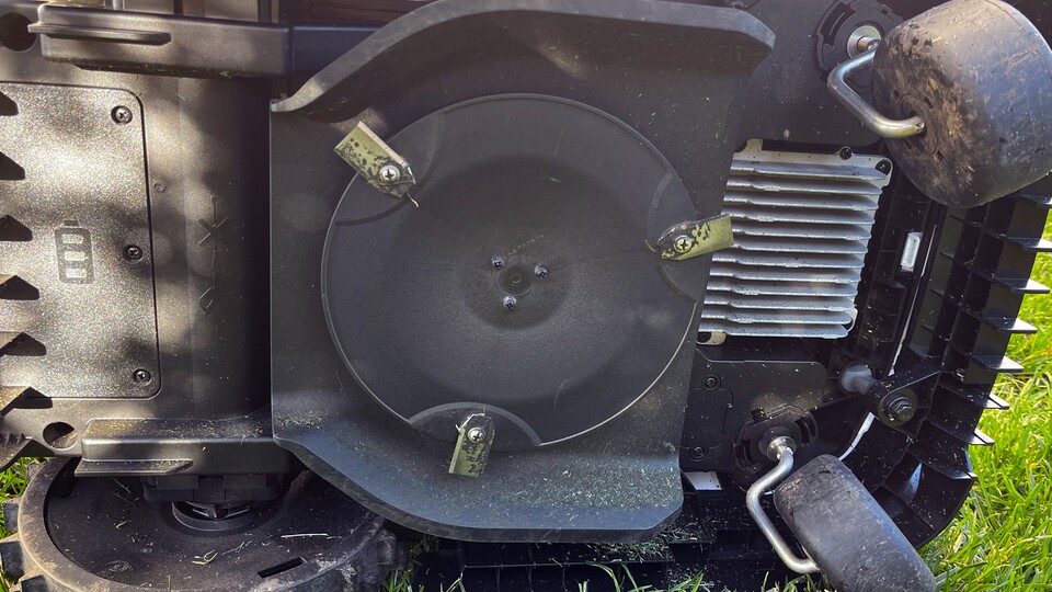 Die drei Klingen haben eine Schnittbreite von 220 mm. Zur Rasenkante sind es 9 cm.