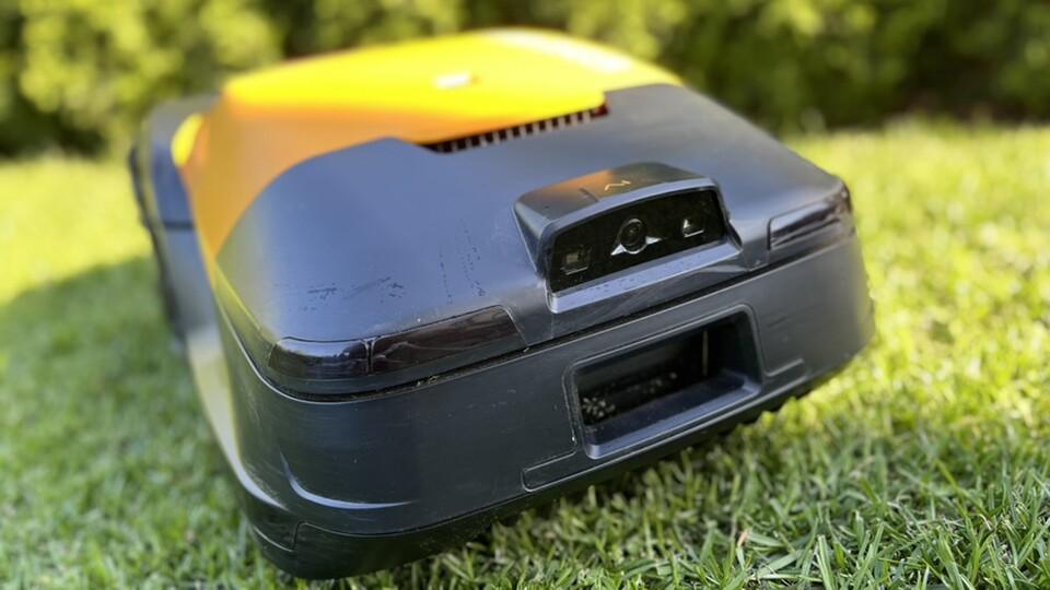 Das Gehäuse zerkratzt sehr schnell. Der Roboter macht insgesamt aber einen robusten Eindruck.