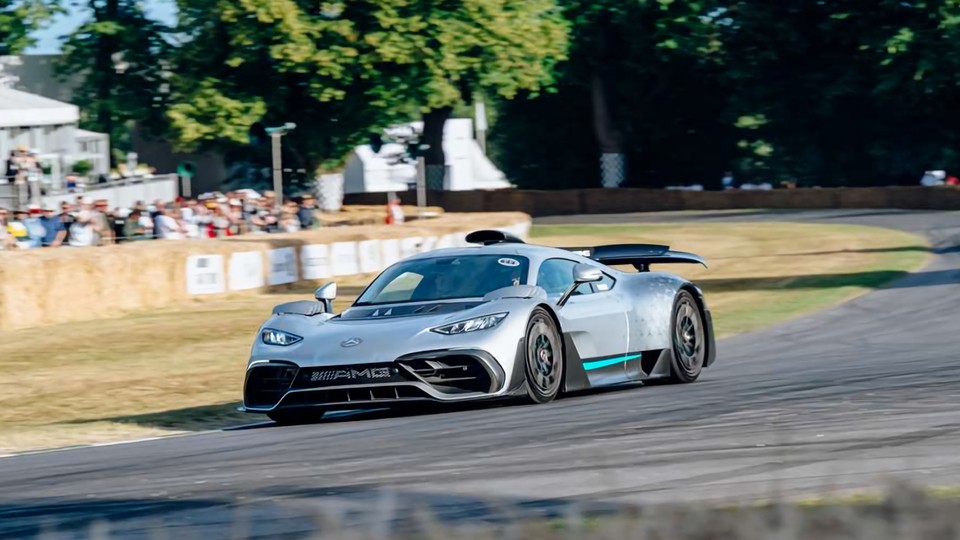 In the hillclimb race, the fastest cars in the world compete against each other.