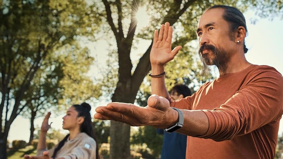 Auch für ruhigere Sportarten wie Yoga gibt es in der Fitbit entsprechende Modi.