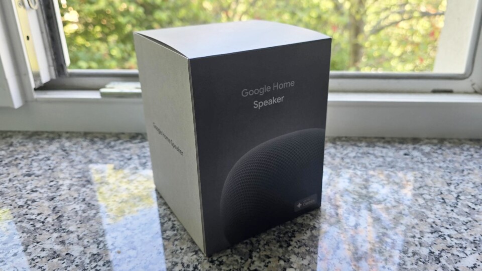 Der Google-Home-Speaker kommt in einer modernen Verpackung. (Bildquelle: GameStar Tech)