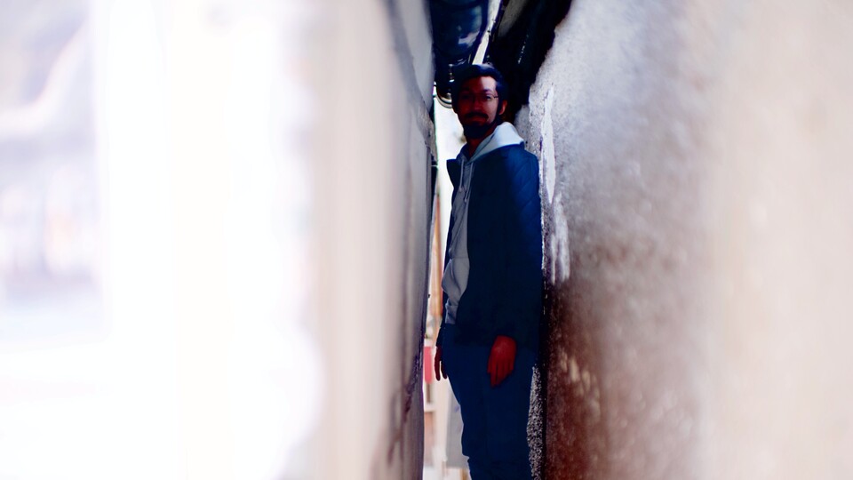 Wie gut, dass ich keine breiten Schultern hab – die engste Straße der Welt hätte sonst ein Problem werden können. (Bildquelle: Jusuf HaticGameStar Tech)