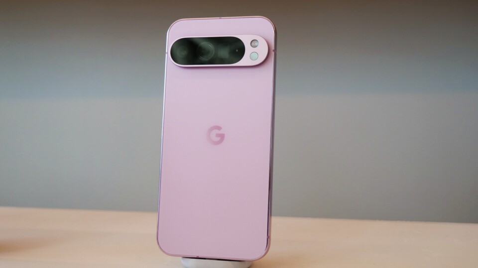 Das Google Pixel 9 Pro gibts in vier Farben - unter anderem eben in Rosa. Ich habe meines in Obsidian gewählt, der gemeine Mensch sagt dazu auch Schwarz.