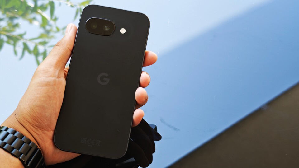 Die Rückseite des Google Pixel 9a ist angenehm schlicht. Das Kamera-Array wirkt sehr schlicht, liefert aber erstaunlich gute Bilder und Videos. (Bildquelle: Duy Linh DinhGameStar Tech)