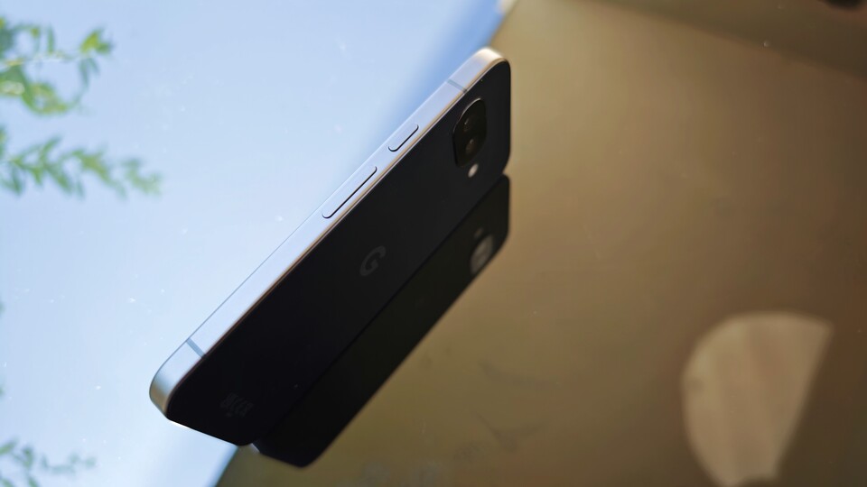 Dank des kantigen Designs kann das Handy sogar seitlich aufgestellt werden. (Bildquelle: Duy Linh DinhGameStar Tech)