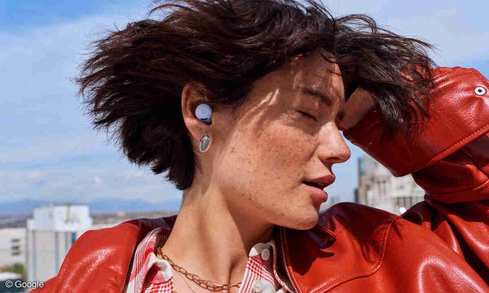 Zusammen mit einem Pixel-Smartphone wie dem Pixel 9 kitzelt ihr aus den Buds 2a noch ein wenig mehr Funktionen heraus.