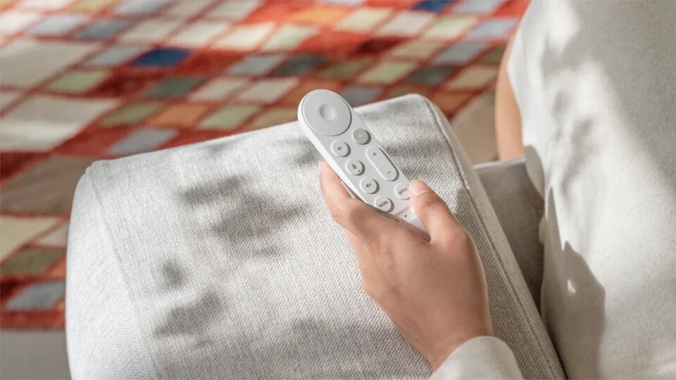 Die neue Fernbedienung des Google TV Streamers fällt länglicher aus. (Bildquelle: Google)