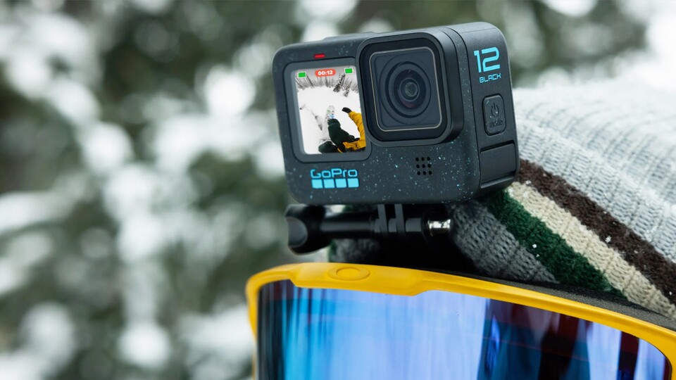 Für GoPros gibt es unzählige Möglichkeiten zum Befestigen. Egal ob am Segelboot oder um die Brust geschnallt. Man findet zu jeder Situation das richtige Gadget.