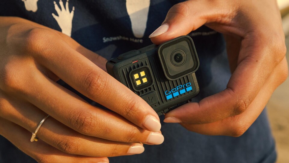 Die nur 93 Gramm leichte GoPro LIT Hero lässt sich unkompliziert an eurem Fahrradlenker oder Helm montieren und filmt eure rasantesten Trails in extrem flüssigem 4K bei 60 FPS.