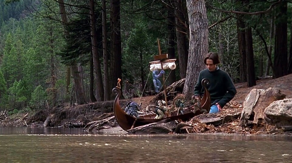Am Ende des 90er-Kultfilms Small Soldiers schickt Alan seine Gorgonites mit einem Segelschiff auf die ungewisse Reise in ihre Heimat. (Bild: United International Pictures).
