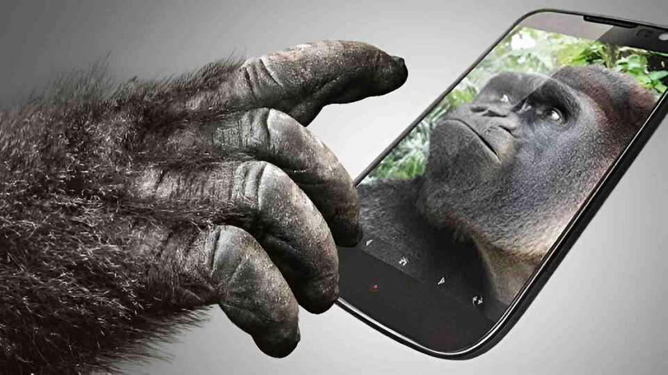Schutzglas wie das bekannte Gorilla Glass machen unsere Handys sturz- und kratzfest. Das sind die Unterschiede zwischen den verschiedenen Versionen und die Alternativen. (Bild: Corning)