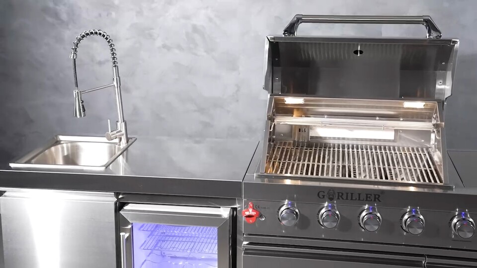 Großer Gasgrill trifft Waschbecken und Kühlschrank: Eine Outdoorküche mit extra Kochfeld macht den Sommer noch köstlicher!