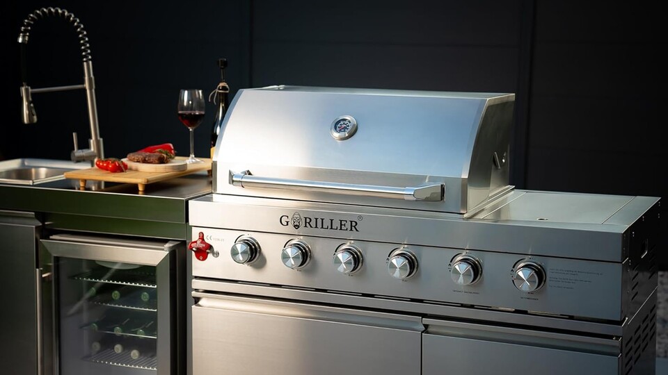 Solider Edelstahl, Gusseisen-Grillrost, Deckelthermometer und sogar beleuchtet: Diese Küche ist perfekt für draußen!