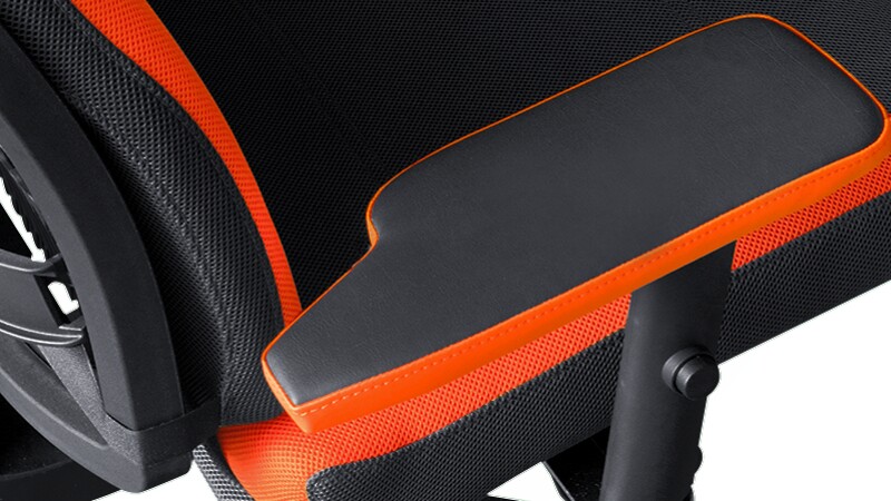 Die angenehm breiten und gepolsterten Armlehnen lassen sich in der Höhe und Tiefe um jeweils etwa acht Zentimeter verstellen. Dabei sollte laut Hersteller mit entspannter Schultermuskulatur zwischen Ober- und Unterarm ein Winkel von etwa 90 Grad bestehen.