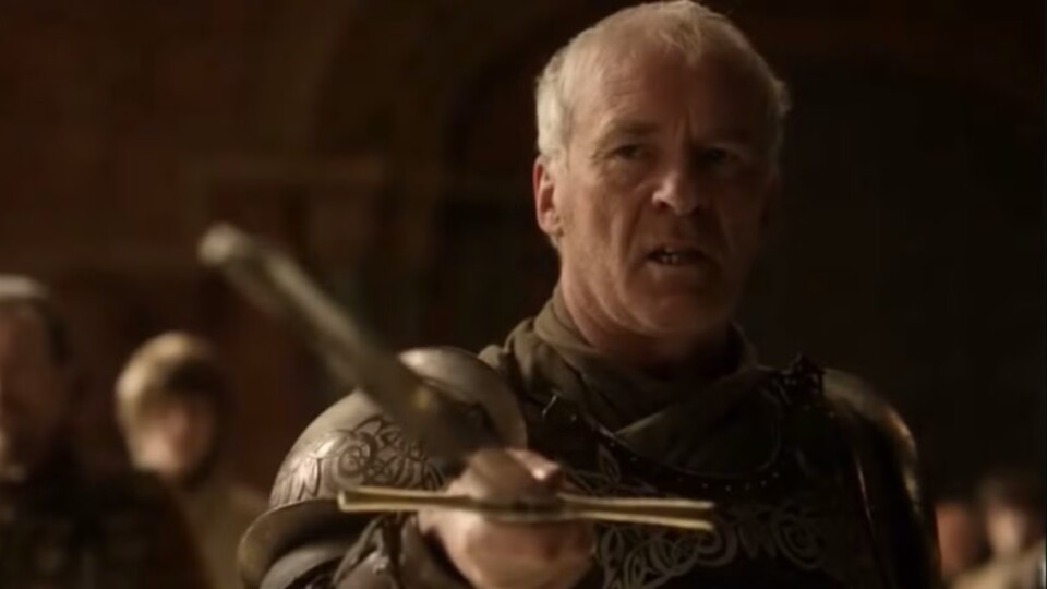 Barristan ist auch im hohen Alter noch derart kampfgestählt, dass gleich mehrere Königswachen die Fassung verlieren, wenn er zum Schwert greift. Bildquelle: HBO