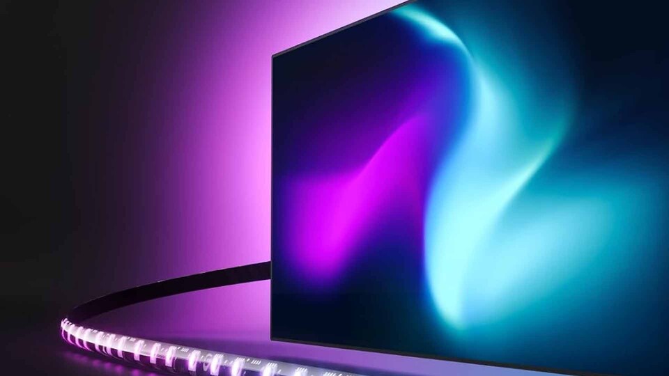 So sieht pure Immersion aus: Die smarte TV-Hintergrundbeleuchtung erfasst Bildschirmfarben und synchronisiert das Licht mit Filmen und Spielen.