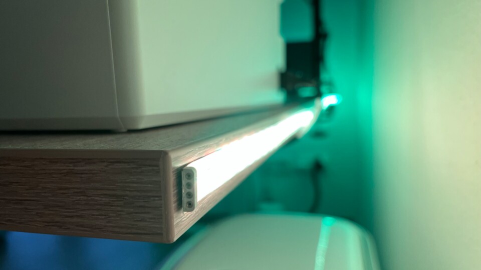 Der Leuchtstreifen hält dank Klebestreifen sehr fest, kann aber noch zusätzlich mit beiliegenden Halterungen (zum Kleben oder Anbohren) fixiert werden.