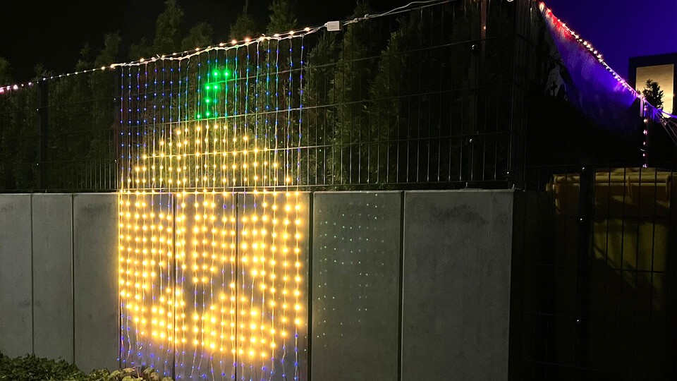 Der Lichtervorhang kommt bei mir draußen zum Einsatz (hier zu Halloween) und funktioniert trotz Witterung immer noch wie am ersten Tag.