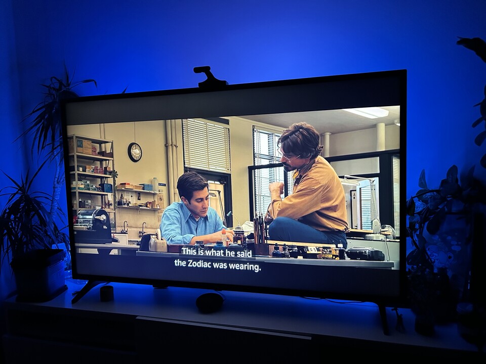 Hier seht ihr ein Beispiel mit dem Film Zodiac, wie es aussehen kann, wenn die Kalibrierung nicht stimmt. Das Bild liefert kaum Blau, während alle Lichtstreifen jedoch dieses in Dunkel abgeben. Das orangefarbene Hemd wird nicht registriert.