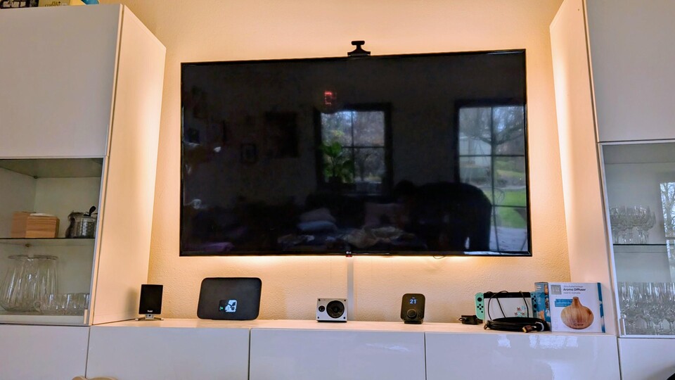 Das ist unser 65 Zoll großer 4K-TV. Früher war Ambilight nur den Philips Ambilight-TVs vorbehalten, jetzt könnt ihr das auch bei eurem Fernseher nachrüsten.