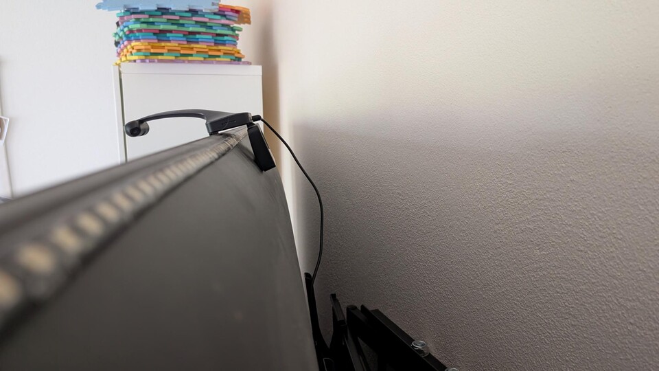 Während der Leuchtstreifen angeklebt wird, liegt die Kamera lose auf. Wenn man sie nicht fixiert, kann sie sich schnell verschieben oder sogar herunterfallen.