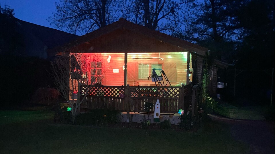 Bunte Hütte; Die 30 Meter lange Lichterkette hätte sogar fast um das Haus gereicht.