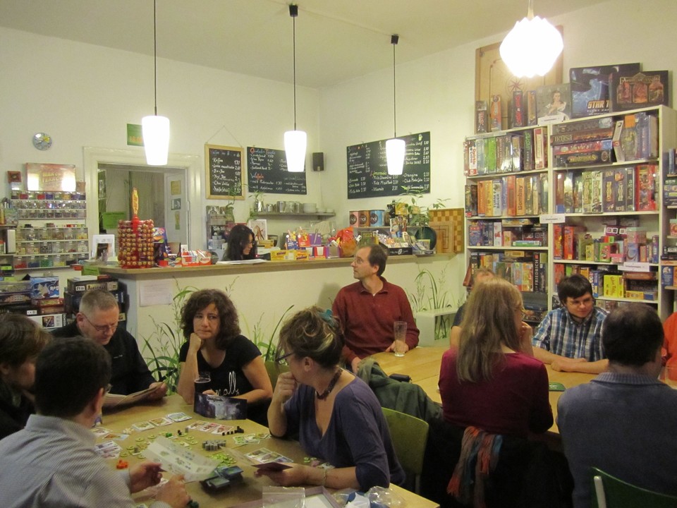 In der Kopernikusstraße findet sich mit dem Café Spielwiese eine kleine Brettspieloase in Berlin.