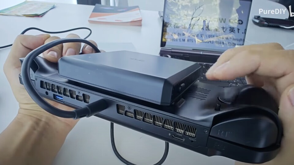Der GPD Win 5 verspricht so schnell zu sein, wie ein Einsteiger-Gaming-Notebook. Dafür kommt ein externes Akku-Pack zum Einsatz. (Bildquelle: GPD Game ConsoleYouTube)