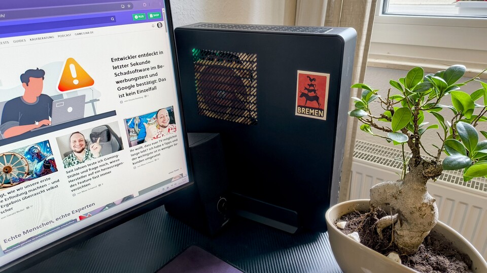 Mein Arbeitsplatz im Home Office. Das rechts neben dem PC ist übrigens mein Bonsai Wonko.