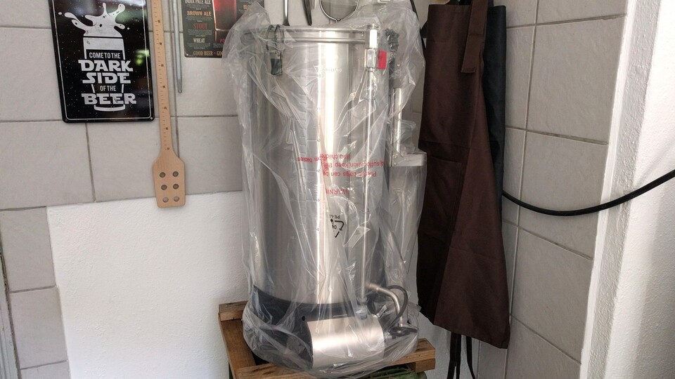 Die Optik des Grainfather macht schon hinter der Verpackungsfolie einiges her. (Bildquelle: Nele WobkerGameStar Tech)