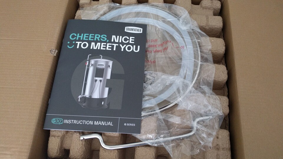 Der Glasdeckel liegt oberhalb des Innenkartons. Passt auf, dass ihr ihn nicht überseht. (Bildquelle: Nele WobkerGameStar Tech)