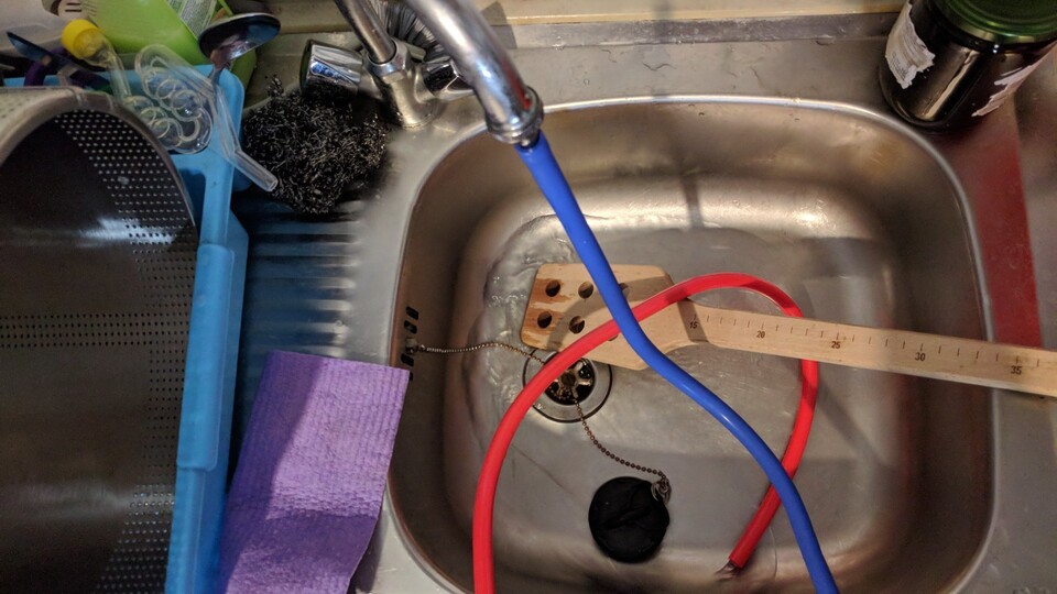 Eine Spüle sollte unbedingt in der Nähe des Bierbrauautomaten stehen. Ihr benötigt sie bei mehreren wichtigen Schritten. (Bildquelle: Nele WobkerGameStar Tech)