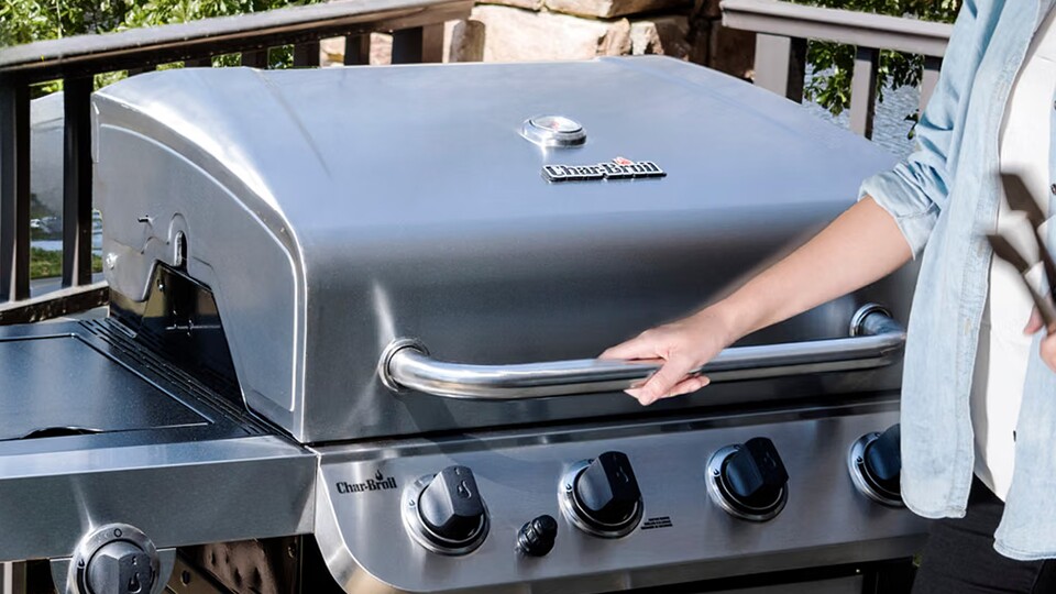 Der Char-Broil Convective 640B XL ist ein riesengroßer Gasgrill: Perfekt, wenn ihr oft für viele Menschen grillt.