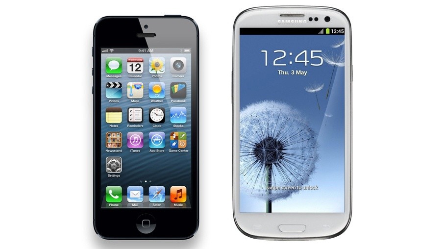 Das iPhone 5 lässt sich bequem mit einer Hand bedienen. Beim Galaxy S3 fällt dies aufgrund der Breite des Displays oft schwer. (Bild von itproportal.com)