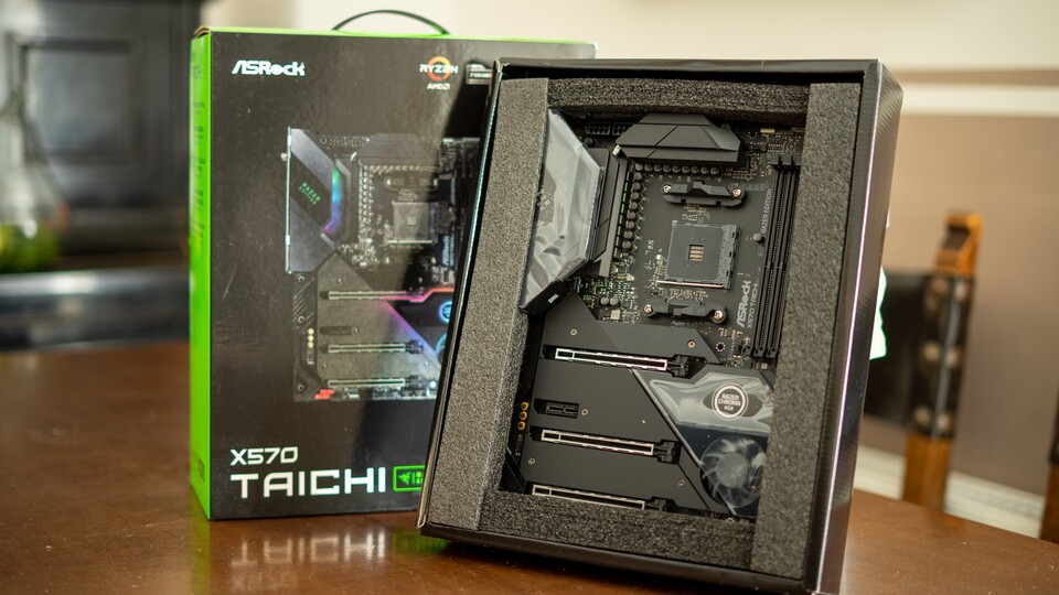 Das Asrock X570 Taichi Razer Edition ist gut verpackt, Handbuch sowie Kabel für Wi-Fi und SATA-Anschlüsse liegen bei.