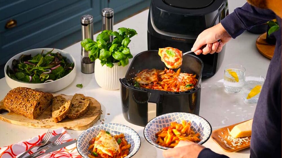 Nicht nur Pommes! Ein Airfryer kann unfassbar vielseitig eingesetzt werden und die verschiedensten Gerichte kochen.