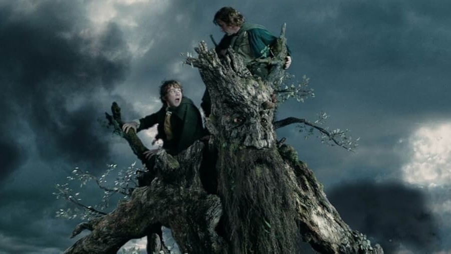 Baumbart bekommt das kleine Bombadil-Lied in den Mund gelegt: »Hinfort mit dir, du solltest nicht wach sein. Friss Erde. Grabe tief. Trink Wasser. Geh schlafen. Hinfort mit dir!« Bild: New Line Cinema