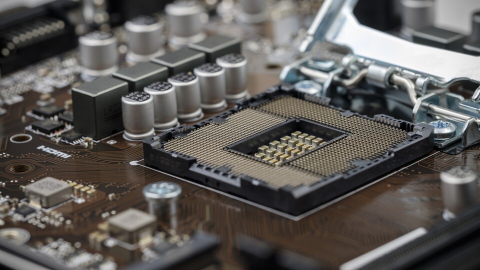 Das Mainboard bringt alle Komponenten zusammen und verfügt über zahlreiche Chips zur Ansteuerung all dieser Technik.