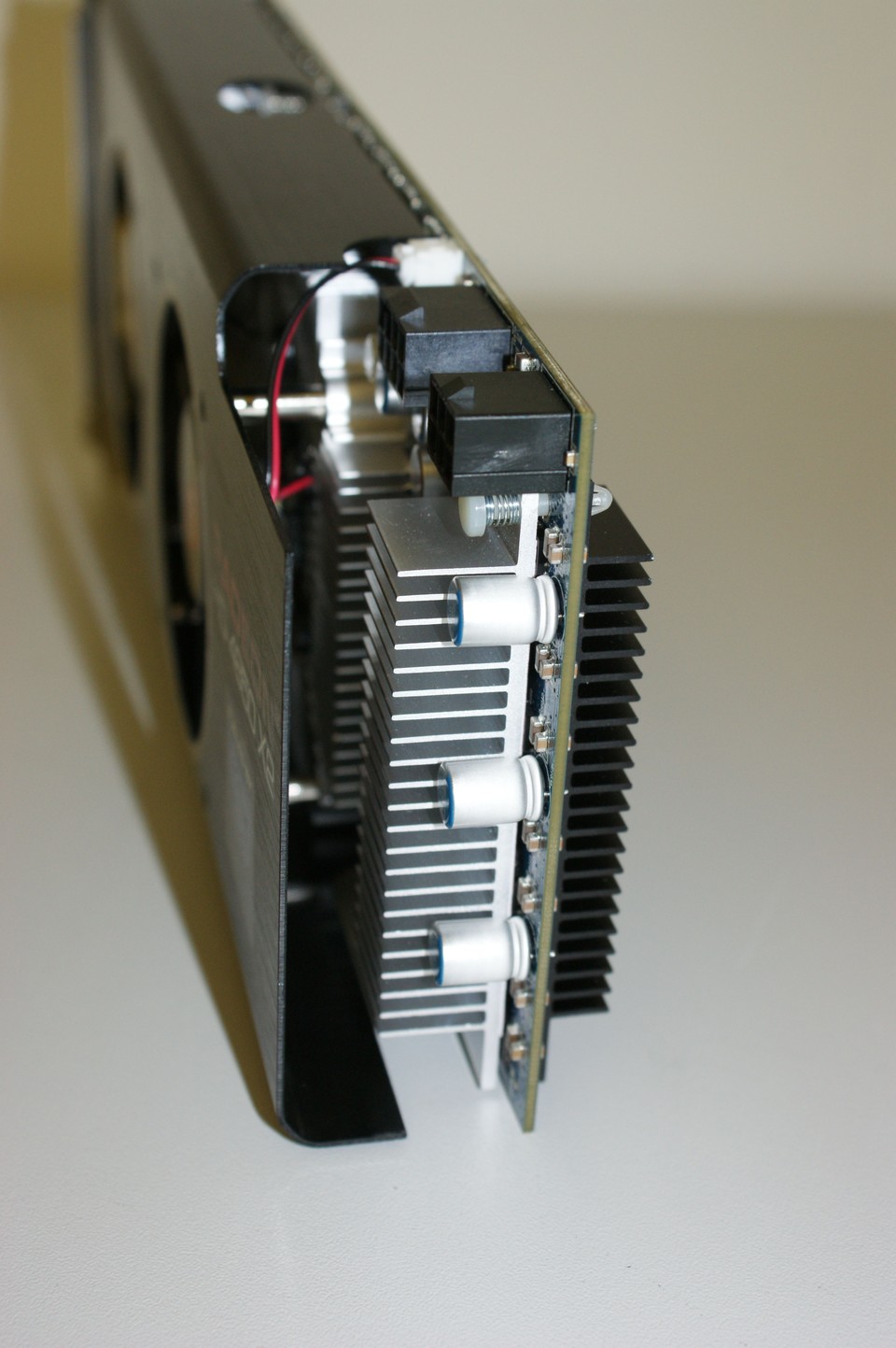 Am Heck verlangt die HD 4850 X2 nach einem sechs- und zusätzlich einem achtpoligen Stromstecker. Die entsprechenden Adapter legt Sapphire bei.