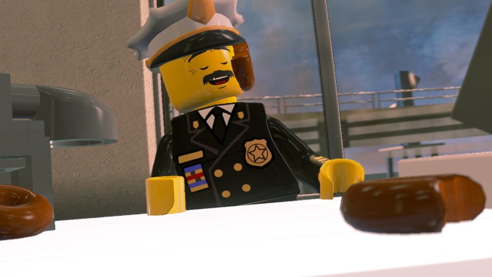 Ein Polizist, der über seinen angeknabberten Donuts einnickt – der typische Lego-Humor sorgt auch in Lego City Undercover für hochgezogene Mundwinkel.