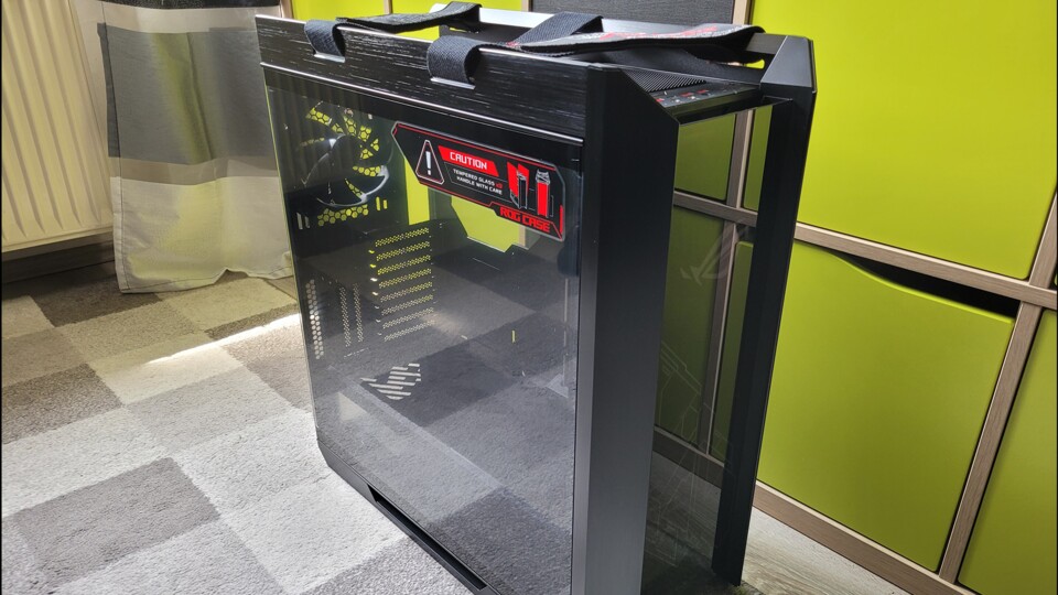 Das Gehäuse sah auf Bildern schon imposant aus. Hat man es Live vor sich, wirkt es noch wesentlich cooler.