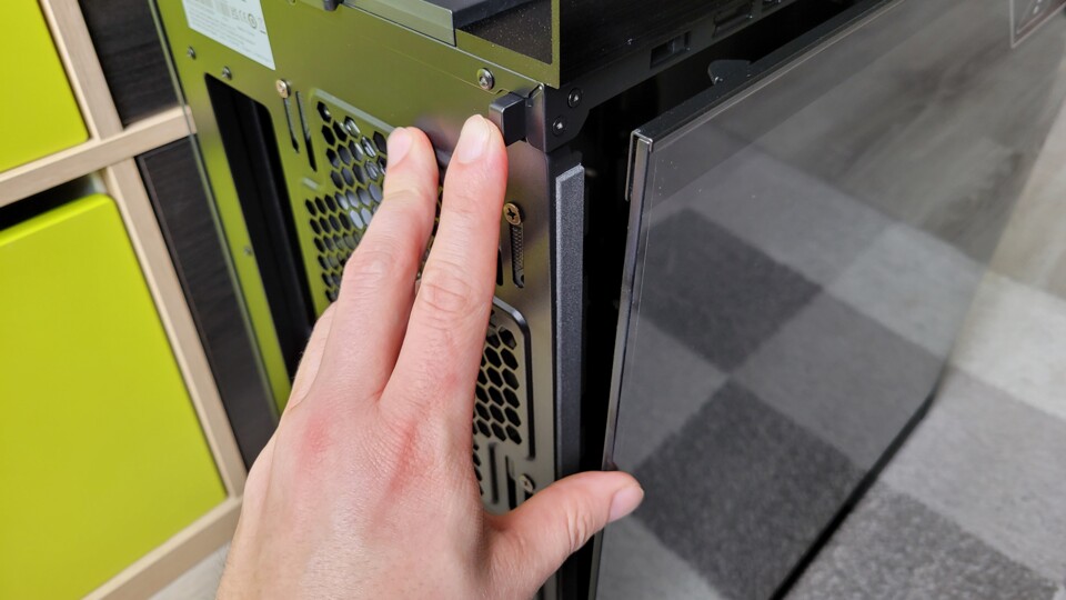 Per Auswurf-Taste an der Rückseite des Gehäuses springen die Seitenwände auf.