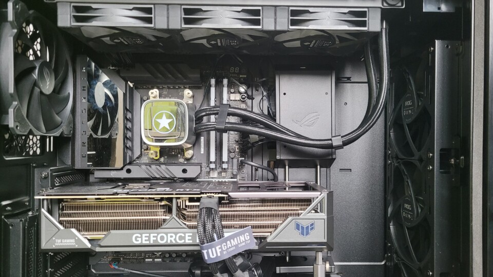 Die riesige Grafikkarte sitzt, ist verkabelt, angeschlossen und mit mit der Stütze gesichert. Endspurt!