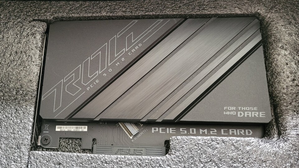 Unter dem massiven Kühlkörper dieser beigelegten PCIe-Karte befinden sich zwei weitere Anschlüsse für M.2 SSDs.