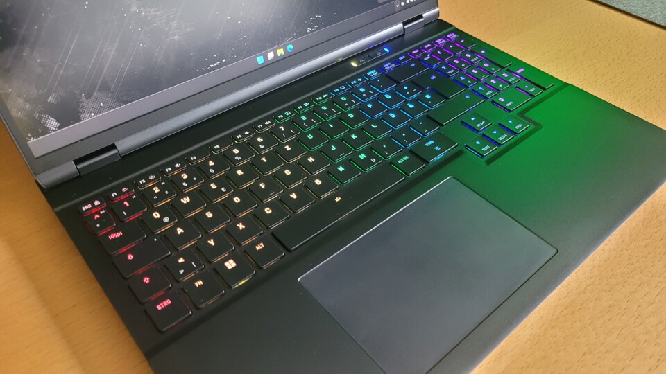 Die RGB-Einzeltastenbeleuchtung kann über die mitgelieferte Software nach euren Wünschen angepasst werden. Das Abschalten der Beleuchtung ist natürlich auch möglich. (Bildquelle: Maximilian Schütz GameStar PC)